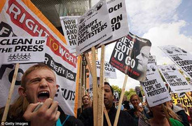 Ảnh: Phiên xử Murdoch náo loạn cả trong lẫn ngoài