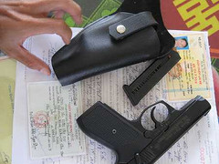 Bị kiểm tra giấy tờ, rút súng 