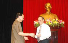 Công bố quyết định điều động cán bộ của Bộ Chính trị