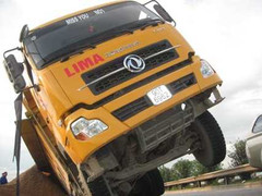 Một xe sập hố tử thần, ba xe gặp họa