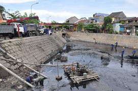 Con kênh ô nhiễm nặng trong phố cổ đẹp nổi tiếng của VN