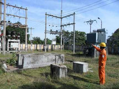 Nữ sinh 14 tuổi bị cháy sém vì cắt trộm dây điện