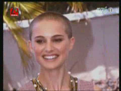 Natalie Portman đầu trọc vẫn xinh tươi
