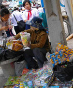 Kẹo siêu rẻ, không nguồn gốc ngập cổng trường học