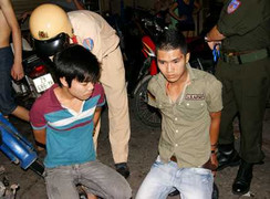 Video cảnh sát bắt ma túy, nổ súng chặn quái xế