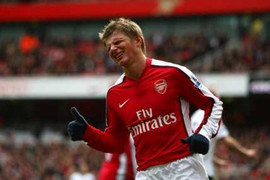 Thủ thành Swansea 'biếu' Arshavin bàn mở tỉ số