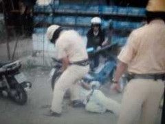 CSGT đã phòng vệ chính đáng trước người say