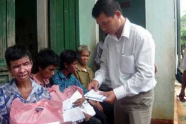 Báo VTC News trao tiền và quà cho bệnh nhân ở Hòa Bình