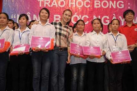 Ca sĩ Mỹ Tâm trao học bổng cho HS nghèo miền Bắc