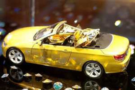 Câu khách mua xe thật bằng xe mô hình