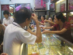 Ồ ạt rút tiền ngân hàng đi mua vàng