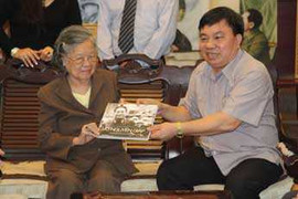 Tặng sách ảnh cho gia đình Đại tướng Võ Nguyên Giáp