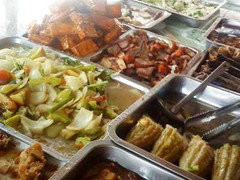 Cơm sinh viên: Thịt ôi, rau nát, gạo hẩm