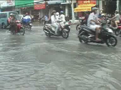 TP.HCM: Đường nứt, nước phun trào thành sông