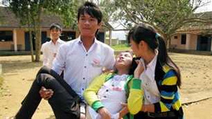 Tạm đóng cửa trường vì 40 học sinh ngất xỉu