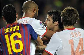 Alves bào chữa cho Fabregas vụ lộn xộn với Kanoute