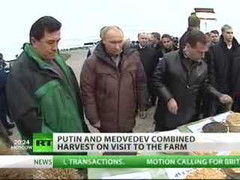 Video Putin - Medvedev thu hoạch ngô