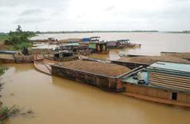 Phục kích bắt 12 sà lan hút trộm cát sông Hàn