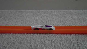 Sốc với tốc độ của ô tô đồ chơi trên đường đua