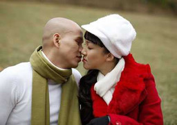 Phan Đinh Tùng bất ngờ đính hôn với 'học trò'