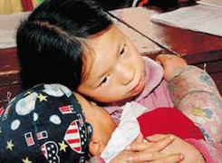 Rớt nước mắt bé gái mang em đến trường