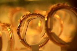 Tỷ giá USD và vàng “dắt nhau” bật tăng mạnh mẽ