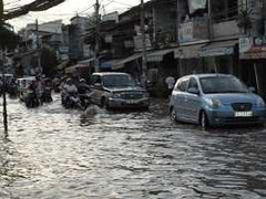 TP.HCM: Triều cường dâng, đường biến thành sông