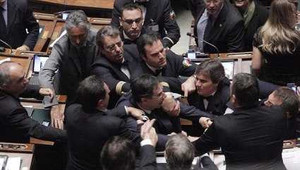 Clip: Nghị sĩ Italia đấm nhau trong phiên họp Quốc hội