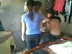 Đình chỉ học 1 tuần nhóm nữ sinh đánh bạn, lột áo