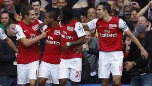 Van Persie hoàn thành cú hattrick ngọt ngào