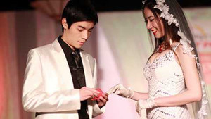 Chung Thục Quyên được cầu hôn ngay trên sàn diễn