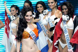 Trúc Diễm khoe vóc dáng với bikini màu cam