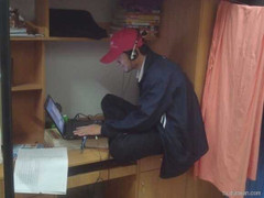 'Cười vỡ bụng' với những tư thế chơi game 'độc'