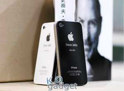 Cận cảnh bộ vỏ iPhone 4S có logo Steve Jobs