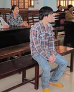 Có thể hiếp dâm bé gái trên giường 3 người đang ngủ?