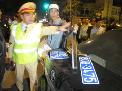 Xế hộp chở 'kho' hàng nóng và cặp biển số 80B