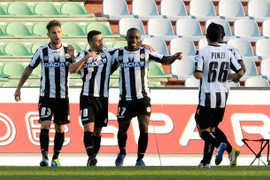 Hạ Palermo, Udinese tiếp tục song hành cùng Juve-Milan