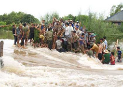 Dân khốn đốn vì lũ, chủ tịch huyện vẫn đi du lịch