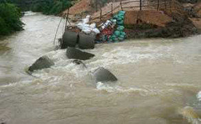 Nước lũ cuốn trôi, hai cháu nhỏ thiệt mạng