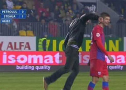 Fan hạ gục cầu thủ, nổ bạo loạn khủng khiếp trên sân