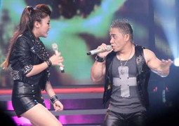 Clip: Phạm Văn Mách hát rock cùng Văn Mai Hương