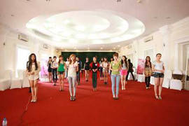 Chân dài Miss Teen catwalk không khác gì người mẫu