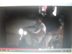 Clip bé 5 tuổi lái xe chở bố 'bay' giữa Sài Gòn