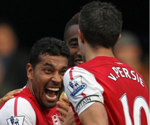 Van Persie không ăn mừng kiểu phát xít