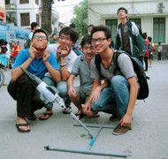 Xem phóng tên lửa nước của sinh viên Hà Thành