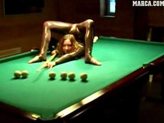 Cực hot: Thiếu nữ uốn dẻo đánh bi-a