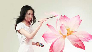 Thiếu nữ vẩy mực số vẽ hoa sen kì ảo