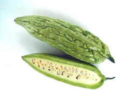 Ông lão ‘tự sướng’ bằng... mướp đắng