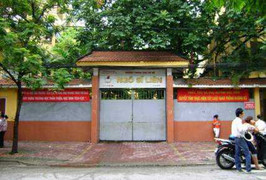 Giáo viên bắt học sinh vào nhà vệ sinh đo ống quần?