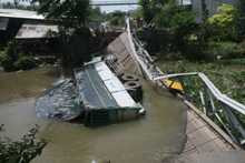 Chở quá tải khiến cầu sập, xe rơi sông